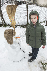 雪人和孩子在院里冬天图片