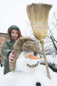 雪人和孩子在院里冬天图片