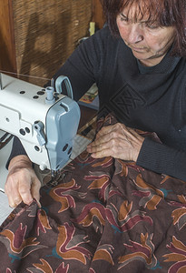女人用缝纫机图片