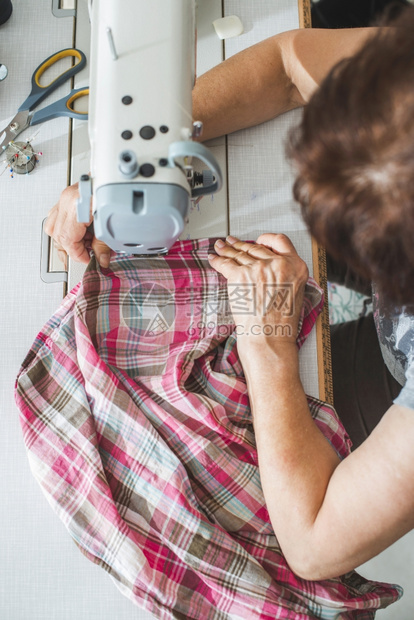 缝纫工厂的工作人员在工作图片