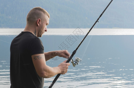 在水坝前钓鱼的人图片