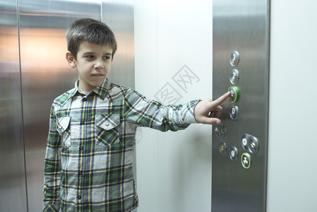 孩子在电梯里按了一个钮图片