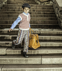 小男孩穿着旧式风格服装在街头写真图片