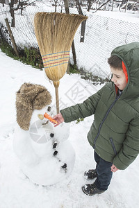 雪人和孩子在院里图片