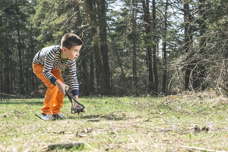 小孩在森林里玩小具图片