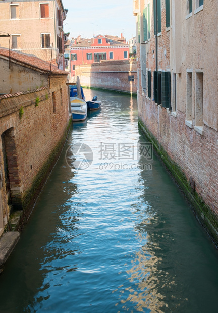 古老的建筑物和船在河道的venic图片