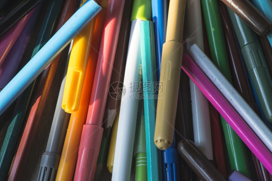 分散多颜色的绘图笔图片