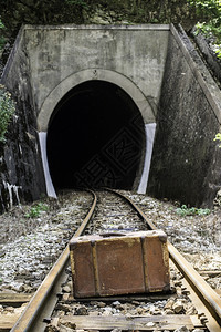 铁路公和隧道的旧行李箱图片