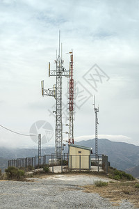 山上带有电视天线的信gsm塔台图片