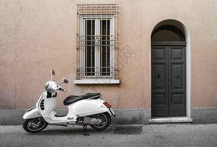 典型的白色意大利摩托车图片