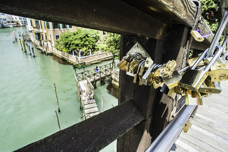 维尼斯桥上的情侣锁图片