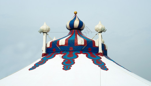 蓝天上的马戏团帐篷图片