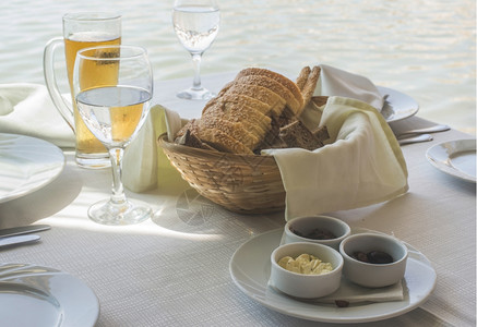 希腊餐厅的一张桌子橄榄和面包希腊雅典比雷埃夫斯图片
