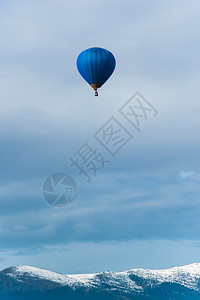 蓝色热气球图片