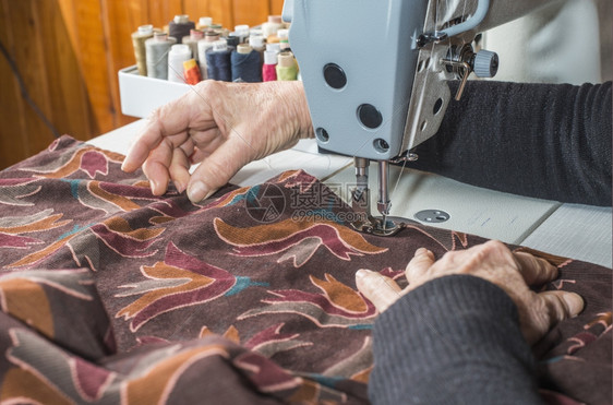 缝纫工厂的工作人员在工作图片