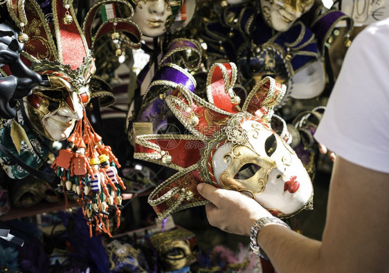 销售市场上的威韦涅特人狂欢节面具图片
