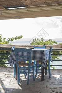 沙滩上的希腊塔弗纳椅子图片