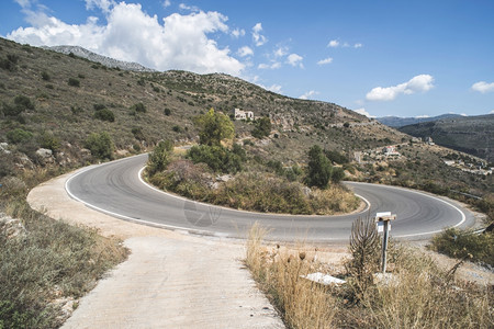 山路上弯曲的道路和风景图片