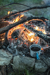 在森林的营火上煮咖啡图片