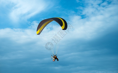 降落伞蓝云天空上滑翔的苍蝇背景