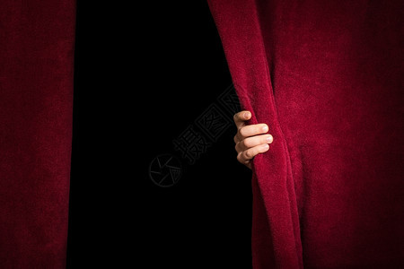 红窗帘下露出手掌红窗帘下图片
