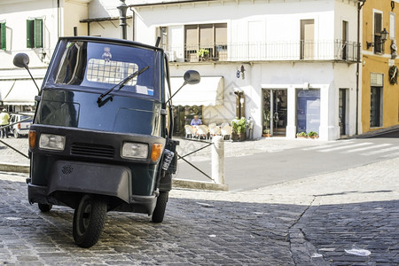 意大利农村的旧三轮车图片素材