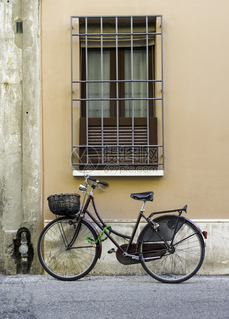 古老的意大利自行车在阳光下古老的建筑图片