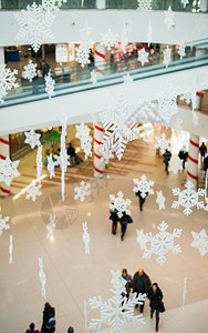 在圣诞节的购物中心模糊的人雪花图片