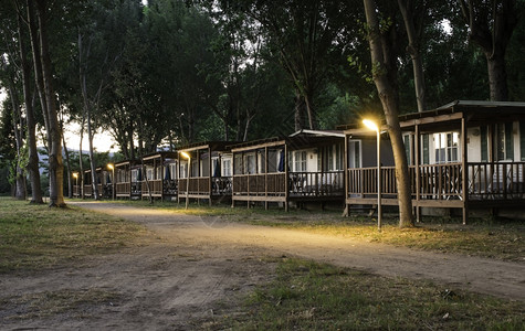 夜间露营的木小屋图片