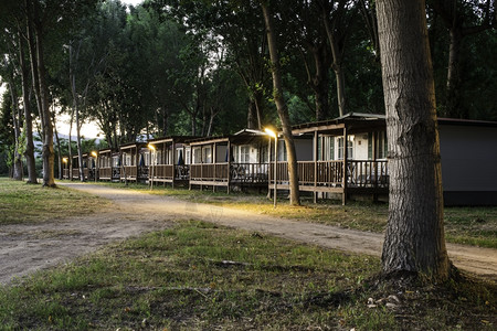 夜间露营的木小屋图片