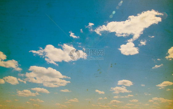 反向天空和云层背景图片
