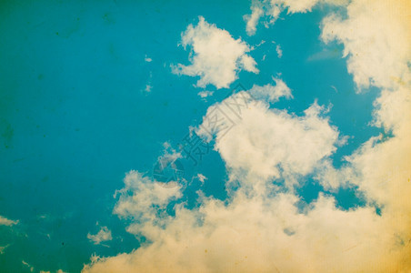 反向天空和云层背景图片
