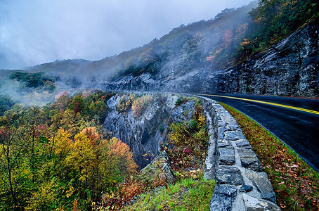 蓝色的山脉道路图片