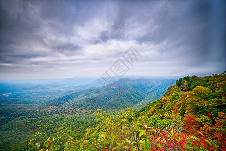 南卡罗莱纳湖边环Jocase和桌岩山附近的风景图片