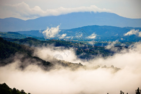 山和丘雾中清晨的伊斯特里亚和胡卡山的风景图片