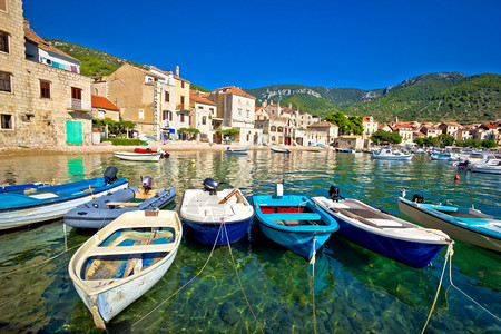 与岛屿绿海滨船只和城镇风景达马提亚croati相比图片