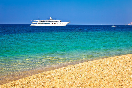 游艇在zlatniratparadise海滩卵石和绿松石海景bolbrac岛克罗地亚图片