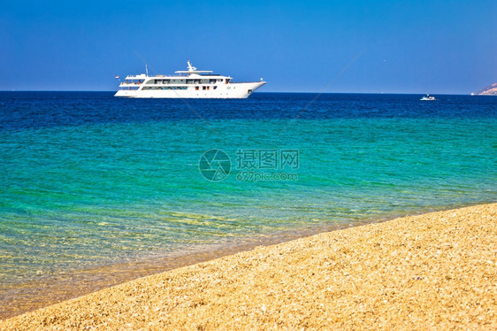 游艇在zlatniratparadise海滩卵石和绿松石海景bolbrac岛克罗地亚图片