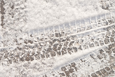 雪地中的车轮印图片