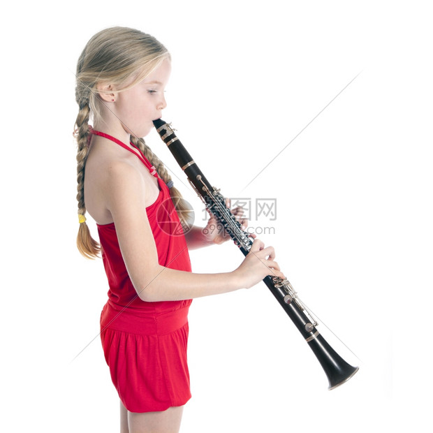 年轻女孩在白色背景下学习吹单簧管图片