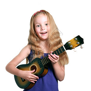 穿紫色裙子的小女孩以白色背景弹着吉他图片