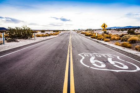 卡利佛尼亚沙漠道路上的里程碑图片