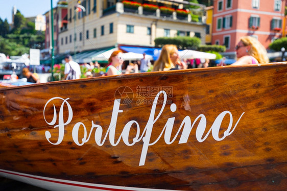 著名的波尔福蒂诺镇名字位于意大利的城在船边标志没有版权图片