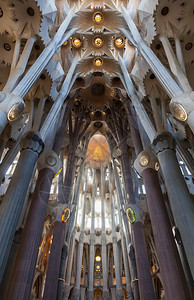 阳光照耀着芒的玻璃窗由Gaudi的杰作asgrdfmil图片