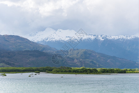 在阳光明媚的一天新西兰南部的湖泊和山地岛屿图片