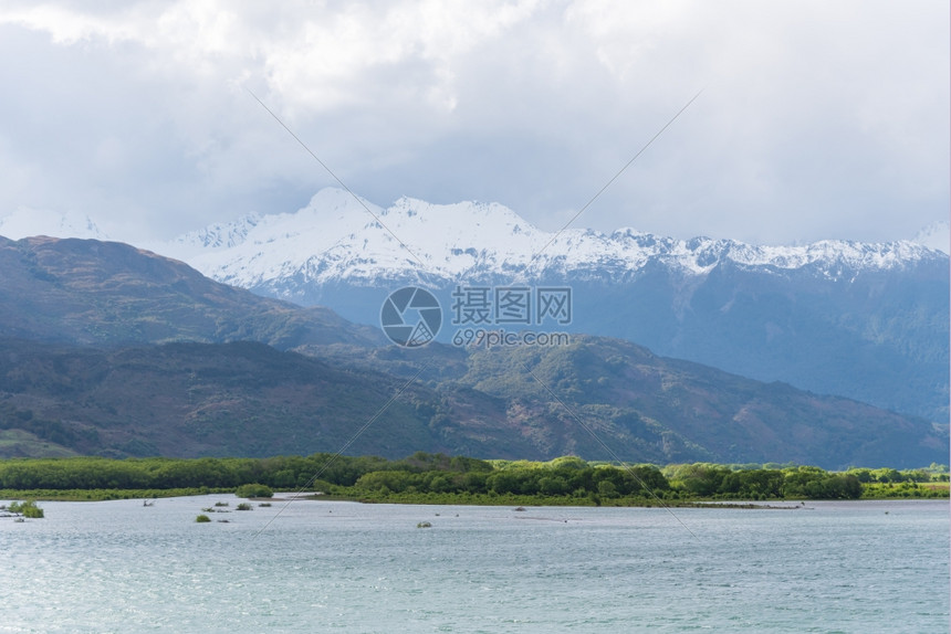 在阳光明媚的一天新西兰南部的湖泊和山地岛屿图片