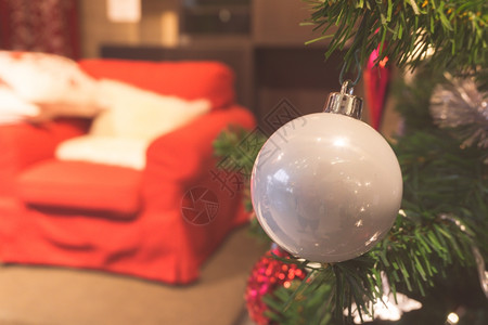 从装饰的圣诞树上挂白色可腐烂的挂起反向过滤效果图片