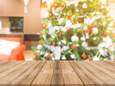 模糊背景的木板空桌模糊圣诞树和壁背景上的褐色木桌可被模拟用于配对产品显示或设计布局图片