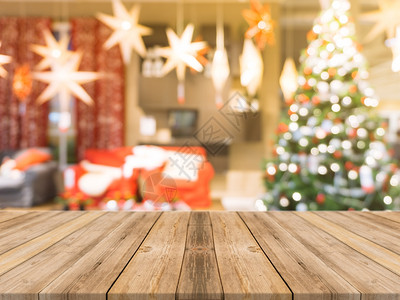 模糊背景的木板空桌模糊圣诞树和壁背景上的褐色木桌可被模拟用于配对产品显示或设计布局背景图片