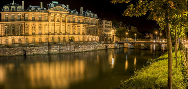 罗汉宫和河水的夜景全建筑物和黄色灯光在河水中反射图片